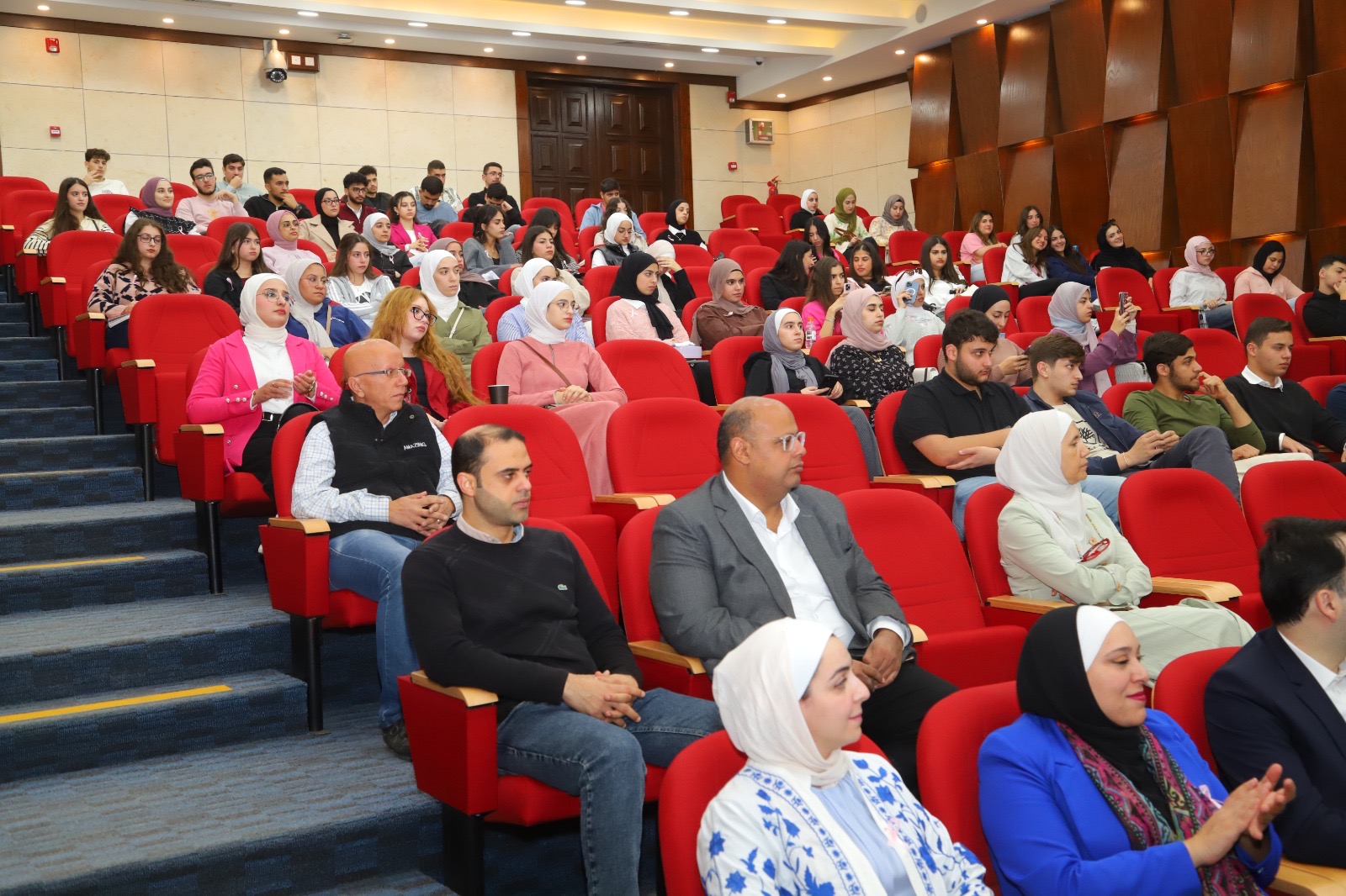 كلية طب الأسنان في جامعة البترا تنظم اليوم العلمي للتوعية بسرطان الثدي