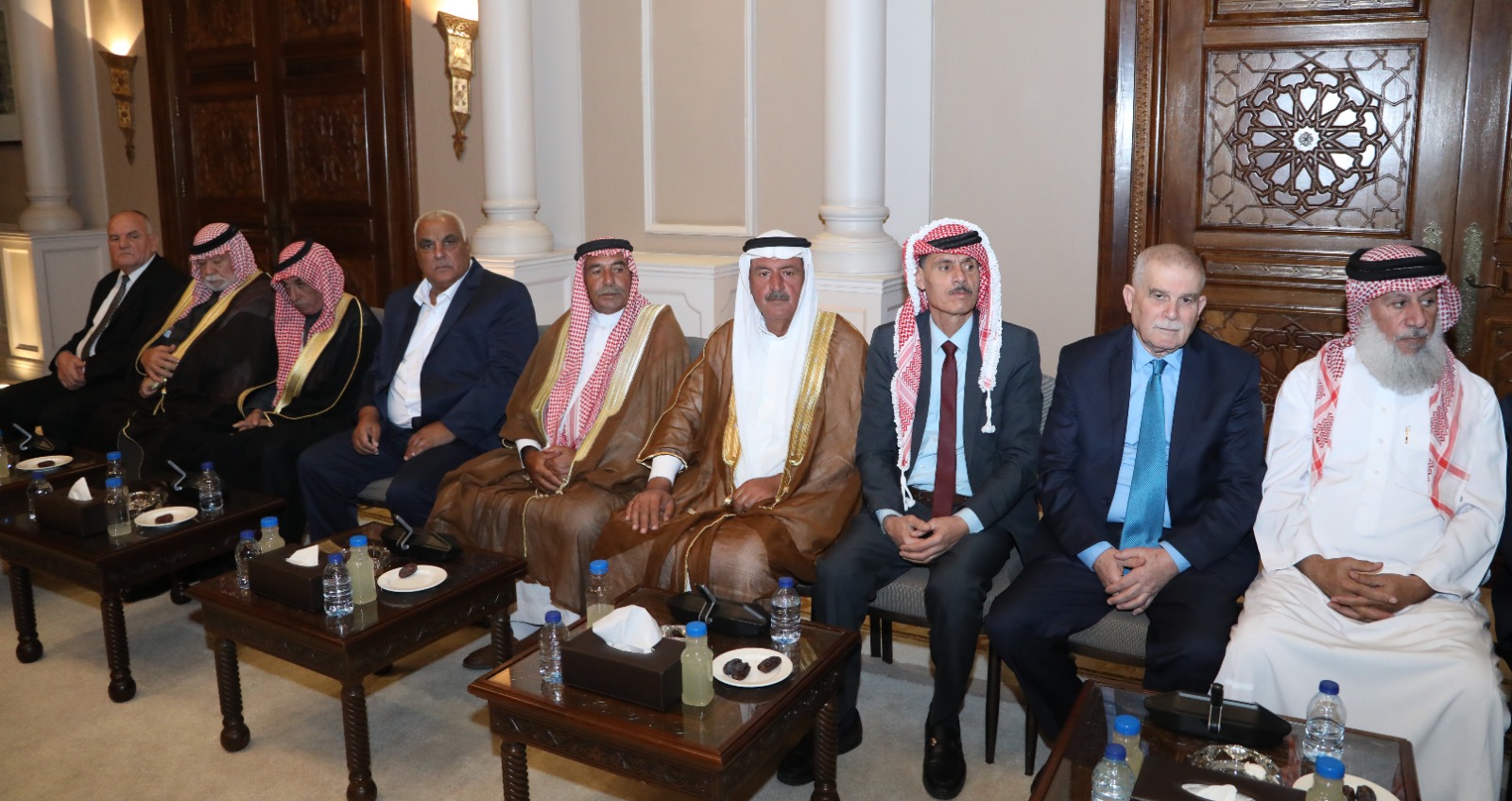 رئيس الديوان الملكي يلتقي وفدا من أعضاء مجالس محلية ومخاتير ووجهاء