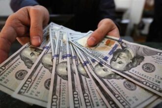 الدولار يستقر بأعلى مستوى لتسجيل أكبر مكسب أسبوعي
