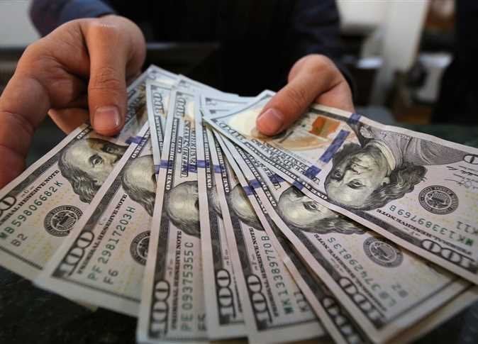 الدولار يستقر بأعلى مستوى لتسجيل أكبر مكسب أسبوعي