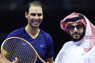 تركي آل الشيخ يمنح نادال مضرباً ذهبياً