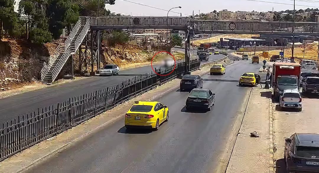حادث دهس تحت جسر المشاة! فمن المخطئ؟