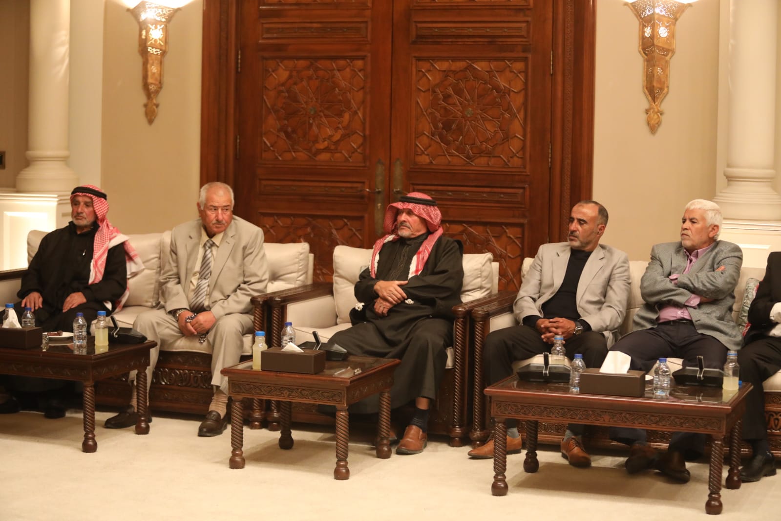 عاجل | رئيس الديوان الملكي يلتقي وفدا من أبناء منطقة الصفا بعجلون