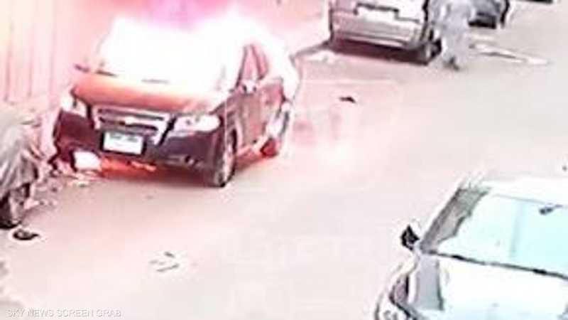 طفلة مصرية تشعل النار في 3 سيارات (فيديو)