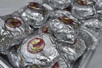 خبراء التغذية يحذرون تخزين الطعام بورق الألومنيوم
