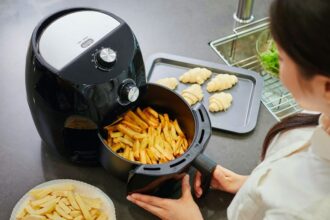 على خطى الهواتف الذكية ..المقلاة الهوائية "جاسوساً " في المنزل