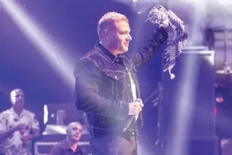 رامي صبري يرتدي الكوفية الفلسطينية في اخر حفلاته بأمريكا