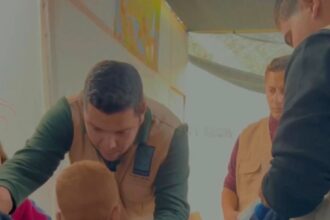 تكية أم علي توصل الدفء إلى أطفال شمال غزة