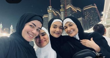 أحمد زاهر وبناته يؤدون مناسك العمرة