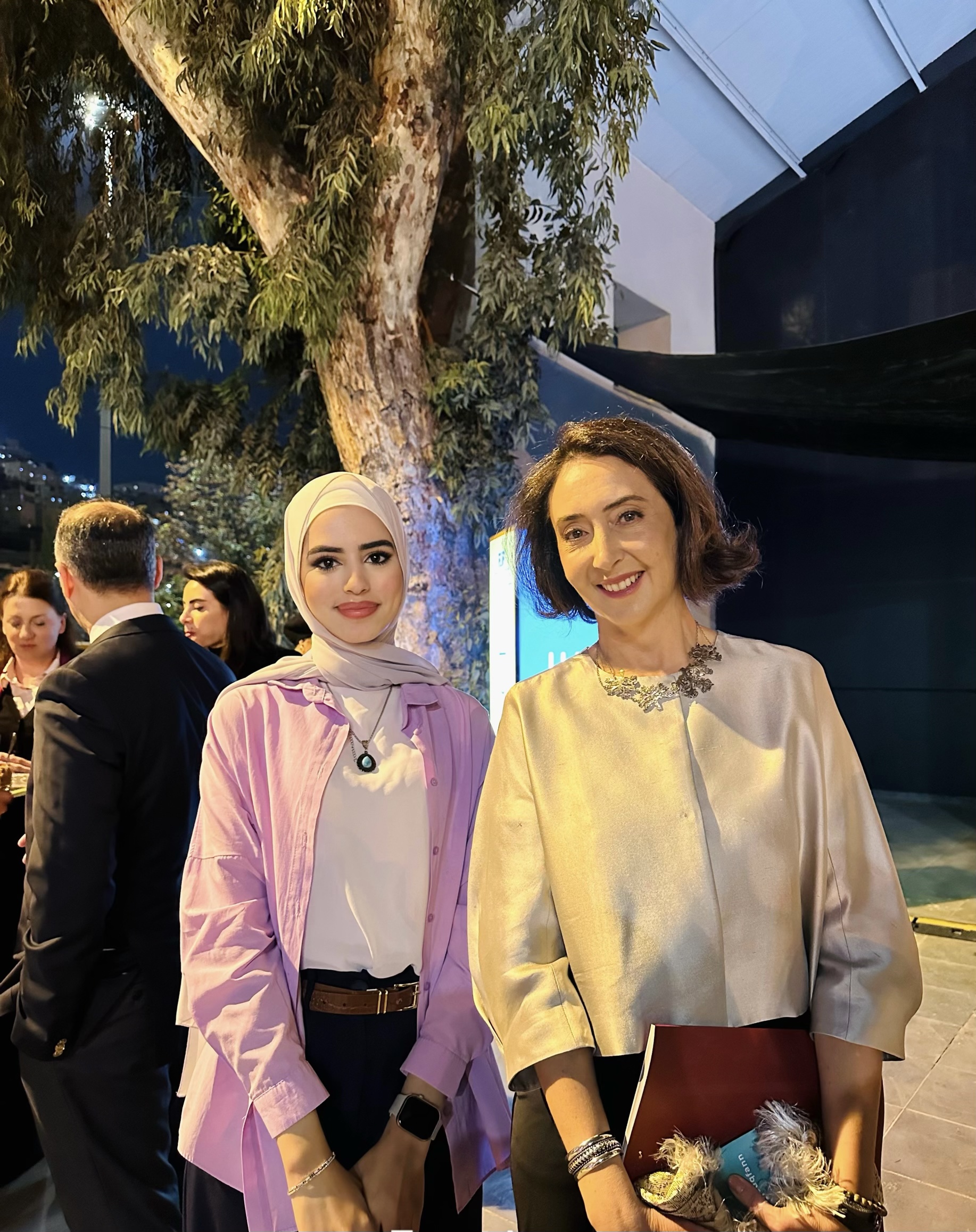عاجل | سمو الأميرة ريم العلي وسمو الأمير علي يفتتحان معرض "Divas" الفني .. صور وفيديو