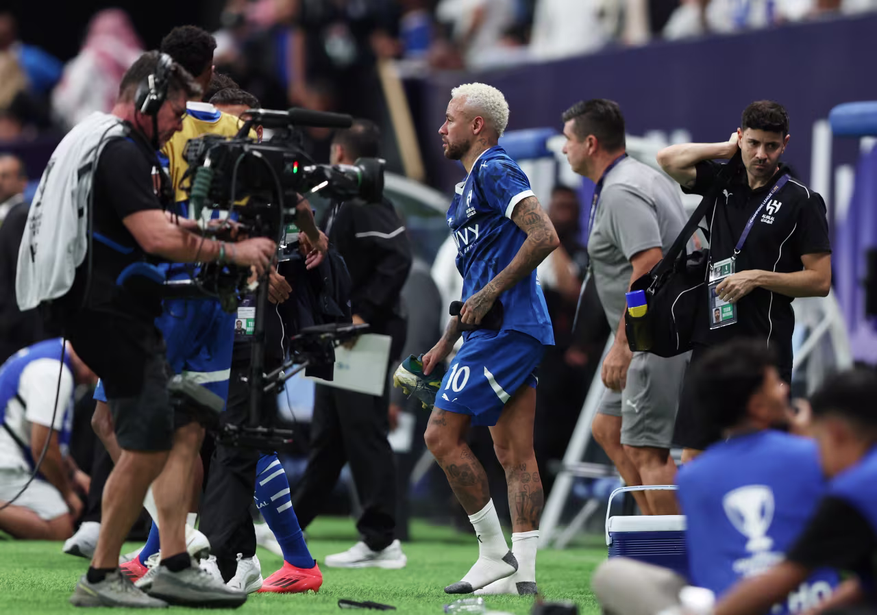 نيمار يثير جدلاً واسعاً بعد تصرفه مع إداري الهلال (الفيديو)
