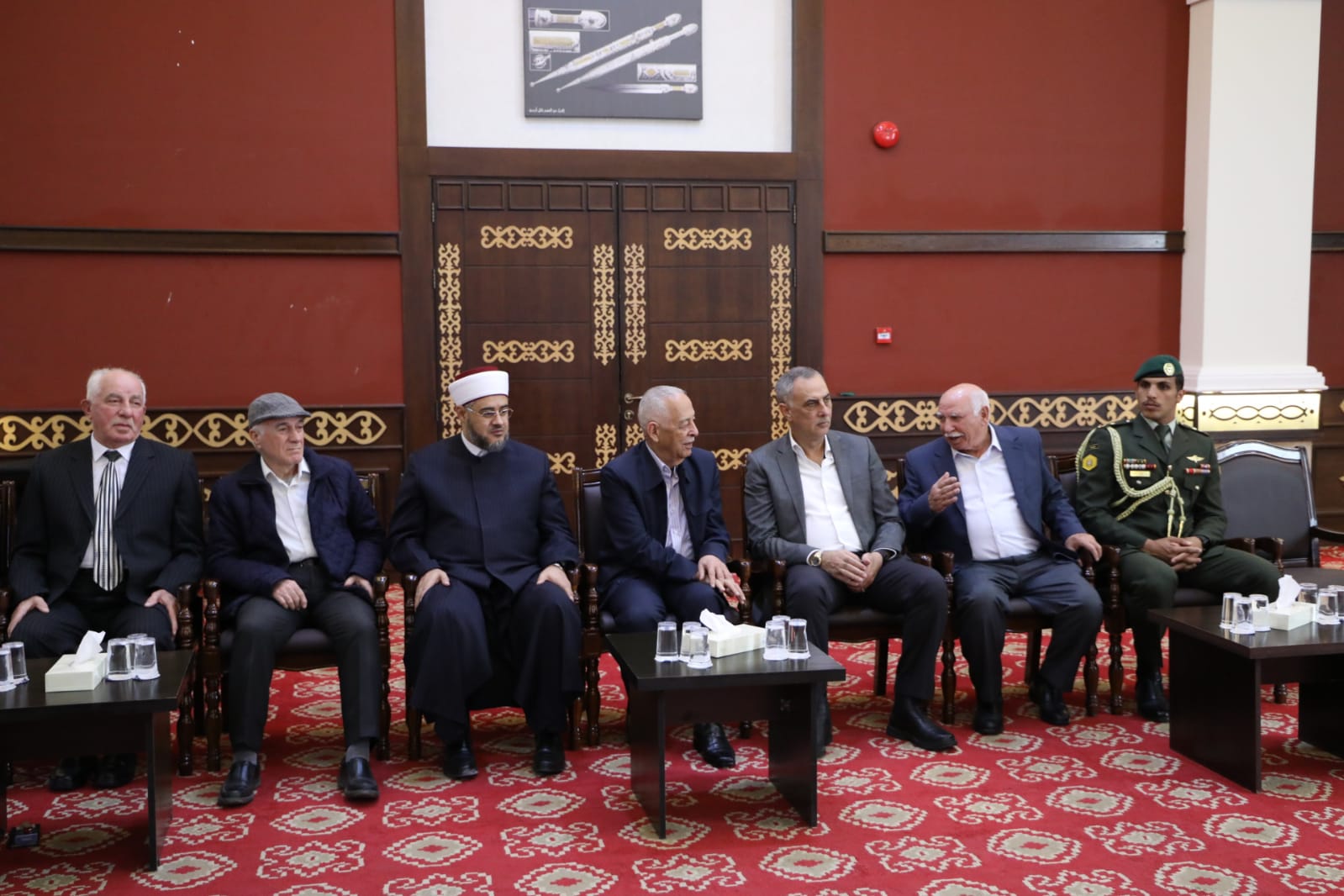 مندوبا عن الملك وولي العهد.... العيسوي يعزي آل هاكوز