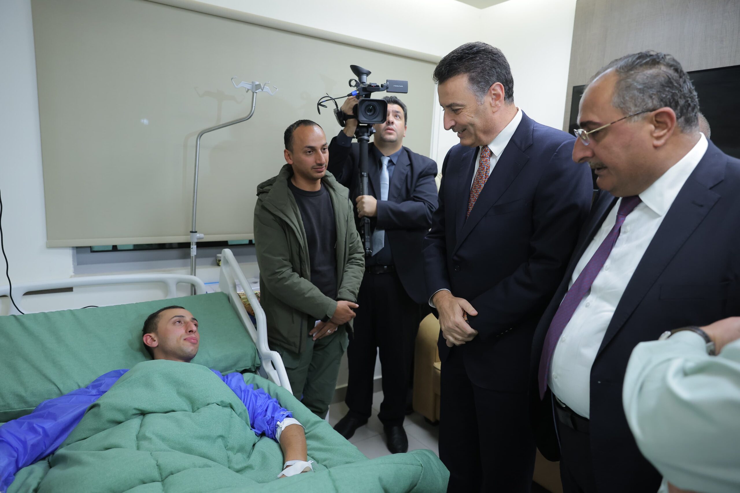 الصفدي يزور مصابي الأمن في حادثة الرابية ويؤكد: أنتم فخر كل الأردنيين