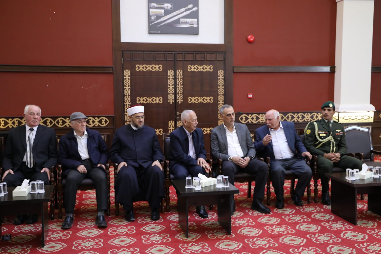 مندوبا عن الملك وولي العهد.... العيسوي يعزي آل هاكوز