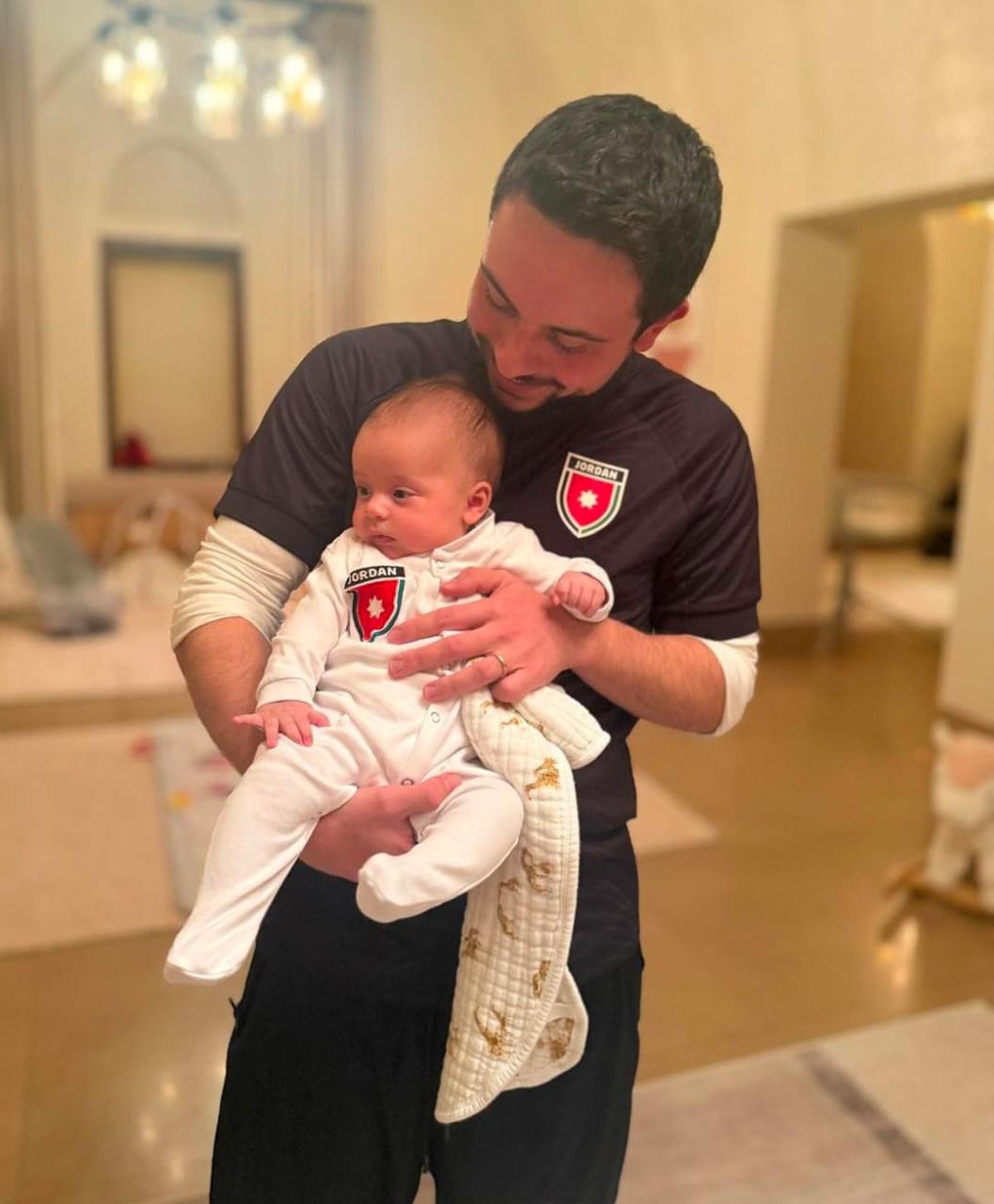 ولي العهد الامير الحسين ينشر صورة للنشمية الصغيرة