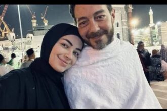 أحمد زاهر وبناته يؤدون مناسك العمرة