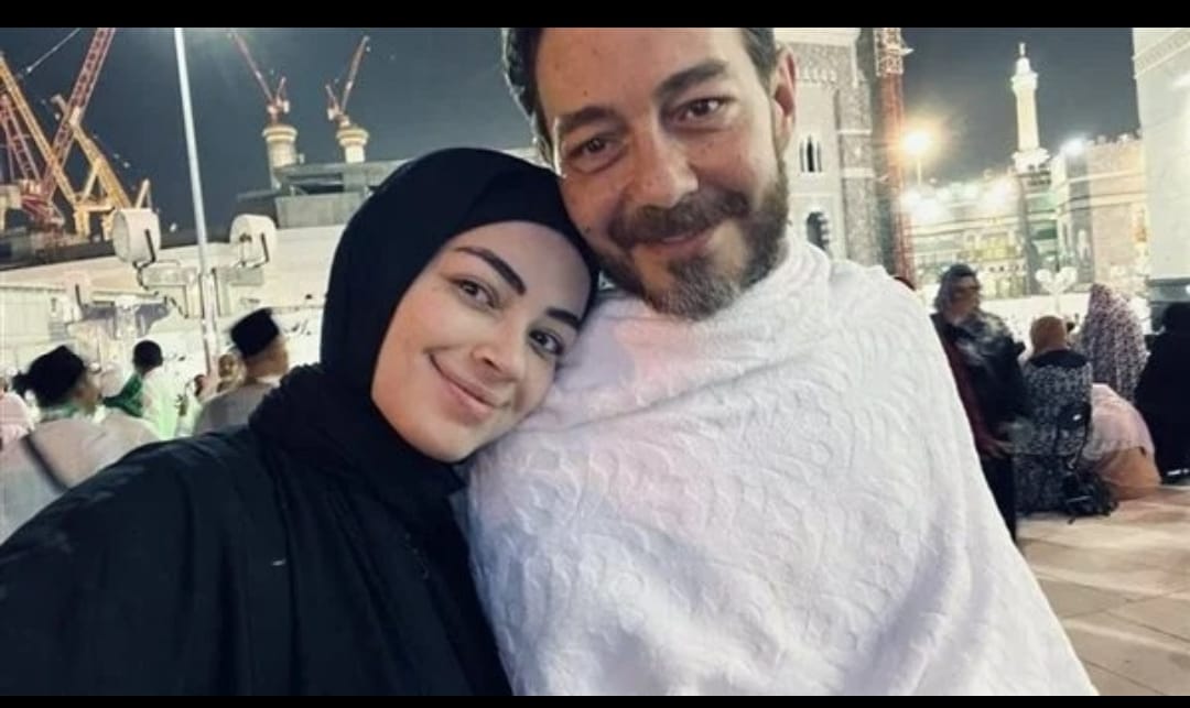 أحمد زاهر وبناته يؤدون مناسك العمرة