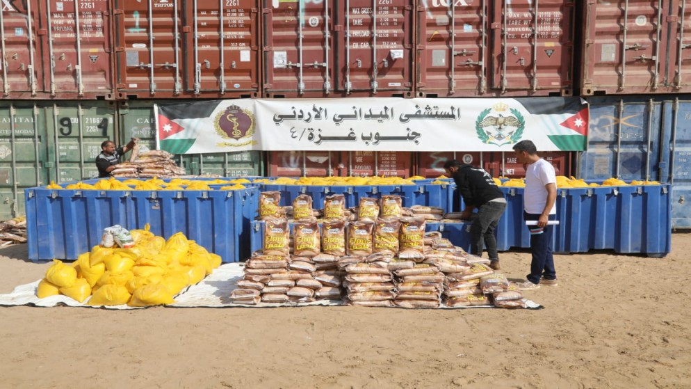 1600 طرد غذائي قدمها المستشفى الميداني الأردني في خان يونس