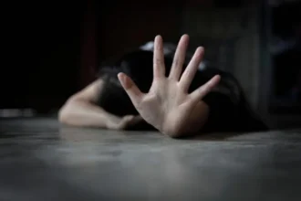 عاجل | فتاة مخمورة ملقاة على الارض في الشارع العام .. تفاصيل