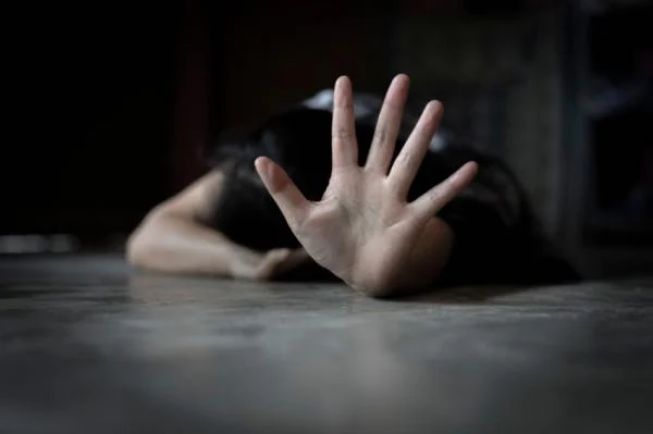 عاجل | فتاة مخمورة ملقاة على الارض في الشارع العام .. تفاصيل