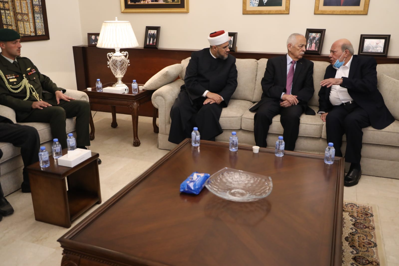 عاجل | مندوبا عن الملك وولي العهد..العيسوي يعزي بوفاة نجل السفير الفلسطيني وآل ملحس