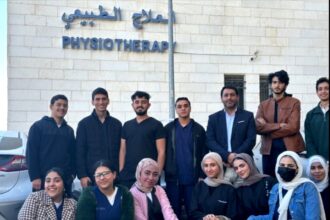طلبة قسم العلاج الطبيعي في عمان الأهلية يزورون مستشفى الحسين بالسلط