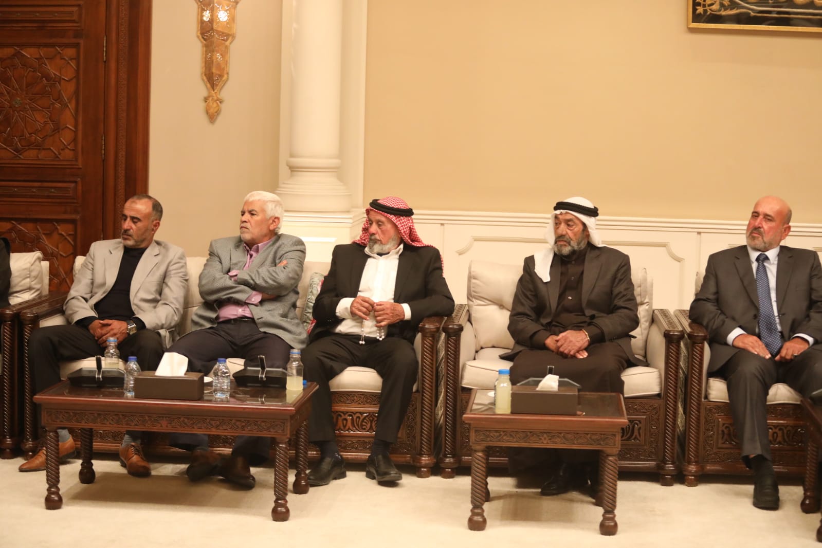 عاجل | رئيس الديوان الملكي يلتقي وفدا من أبناء منطقة الصفا بعجلون