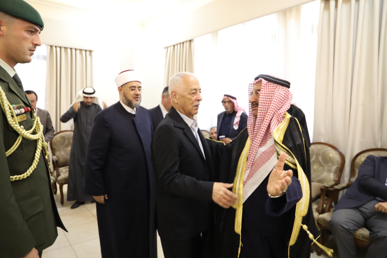 مندوبا عن الملك وولي العهدالعيسوي يعزي عشيرة النعيمات.