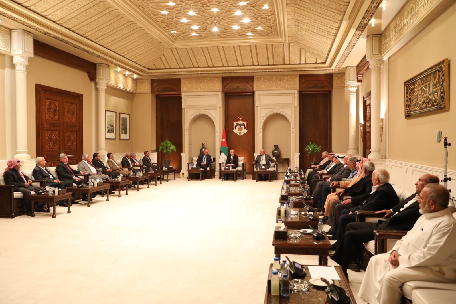عاجل | رئيس الديوان الملكي يلتقي وفدا من أبناء منطقة الصفا بعجلون
