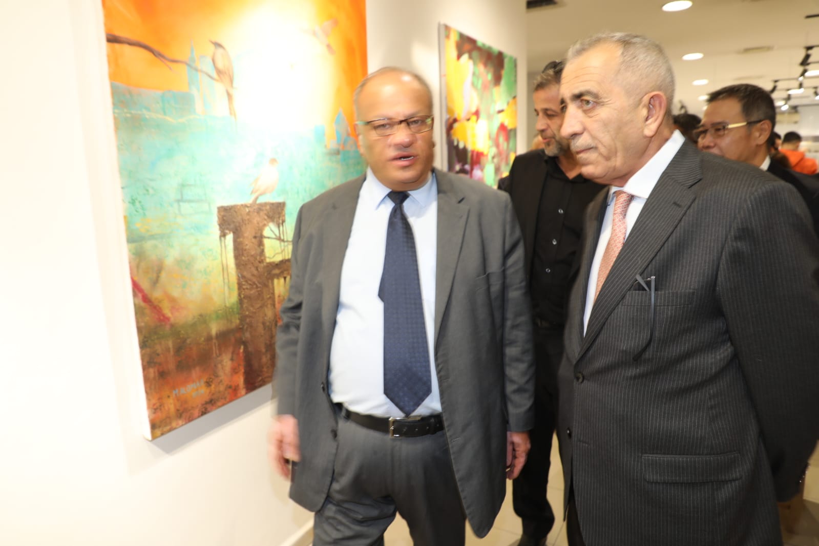 "الرواشدة" يفتتح المعرض التشكيلي "لوحة ترسم فرحة" دعما لأطفال غزة