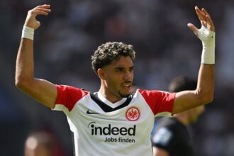 إينتراخت فرانكفورت يرد على مفاوضات ليفربول بشأن مرموش