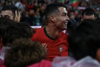 تصرف لطيف من رونالدو خلال مباراه البرتغال (فيديو)