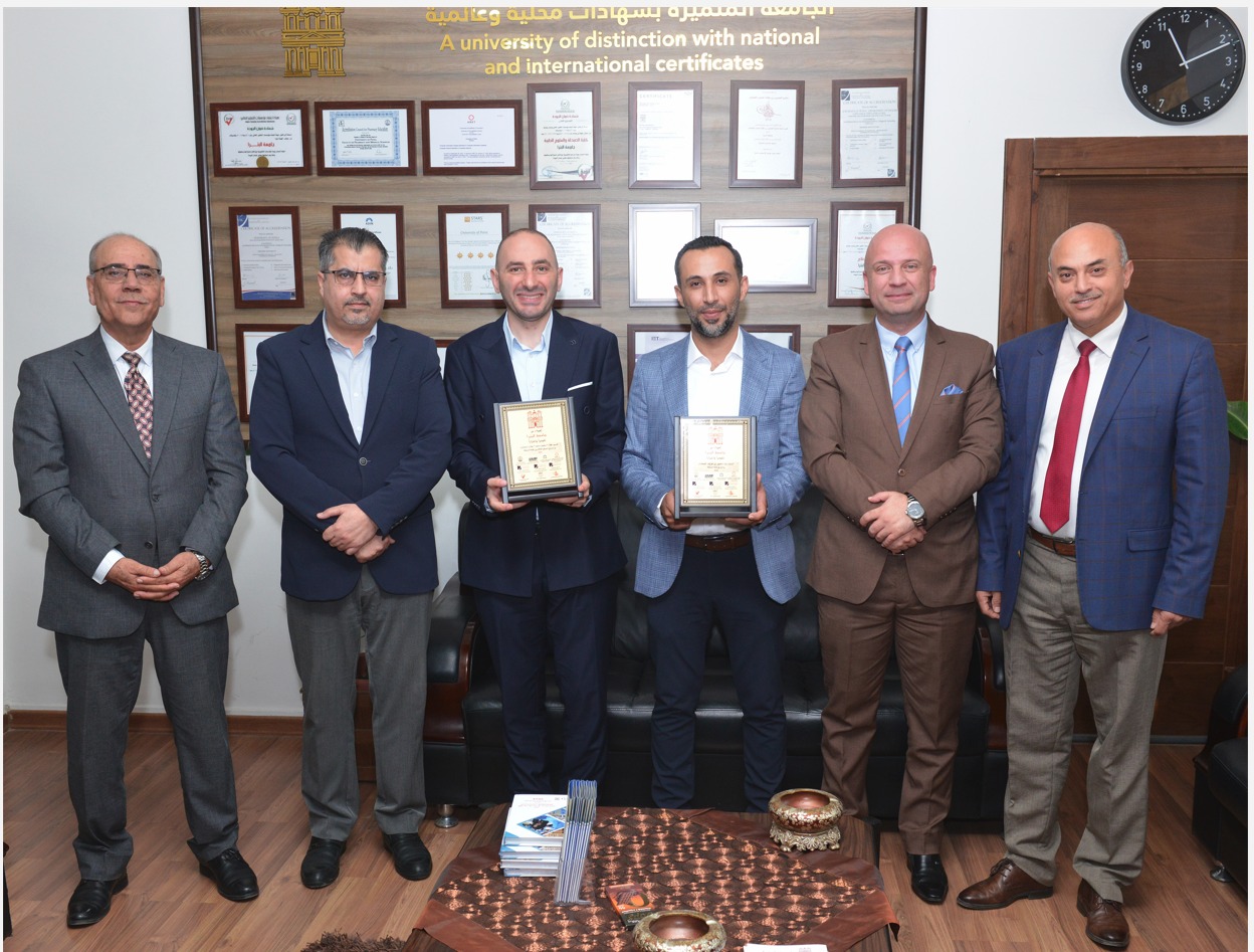 صورة حول : جامعة البترا تكرّم خريجَيْها الفائزَيْن بجائزة الحسين للإبداع الصحفي جامعة البترا تكرّم خريجَيْها الفائزَيْن بجائزة الحسين للإبداع الصحفي