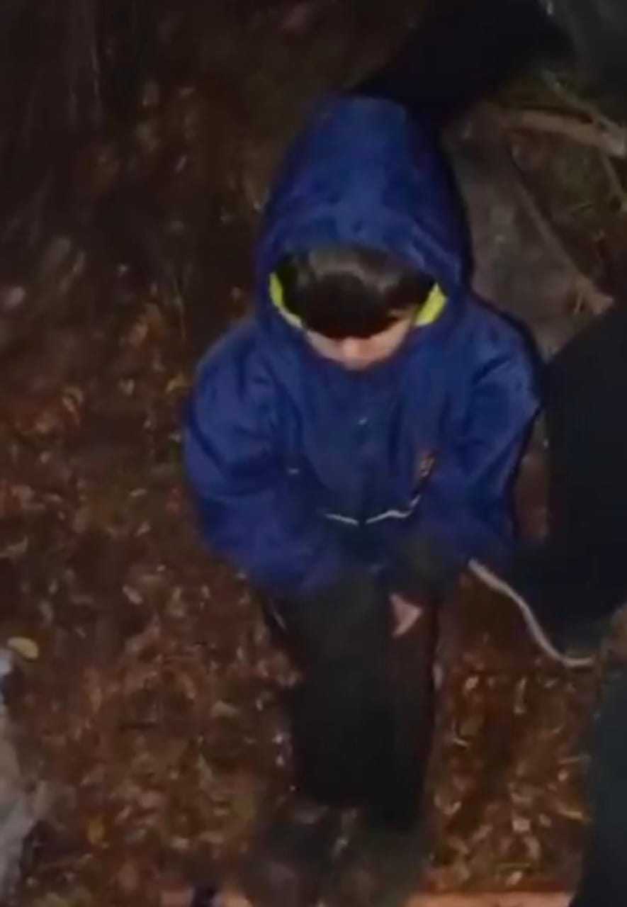 لبنانيون يعثرون على طفل سوري مقيد ..( فيديو)