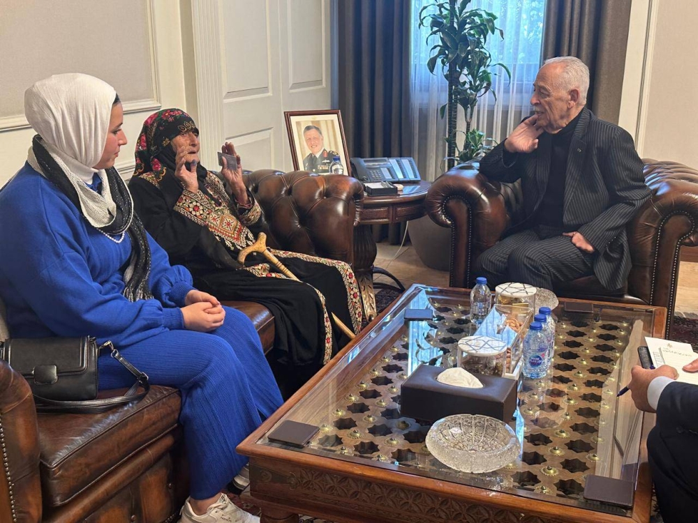 العيسوي يستقبل الحاجة وضحى الشهاب ويوجه بتوفير الرعاية الصحية لها.