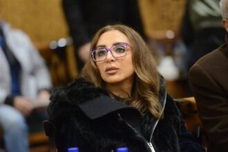 “كبار النجوم يودعون محمد رحيم بحضور حاشد في العزاء (صور)”