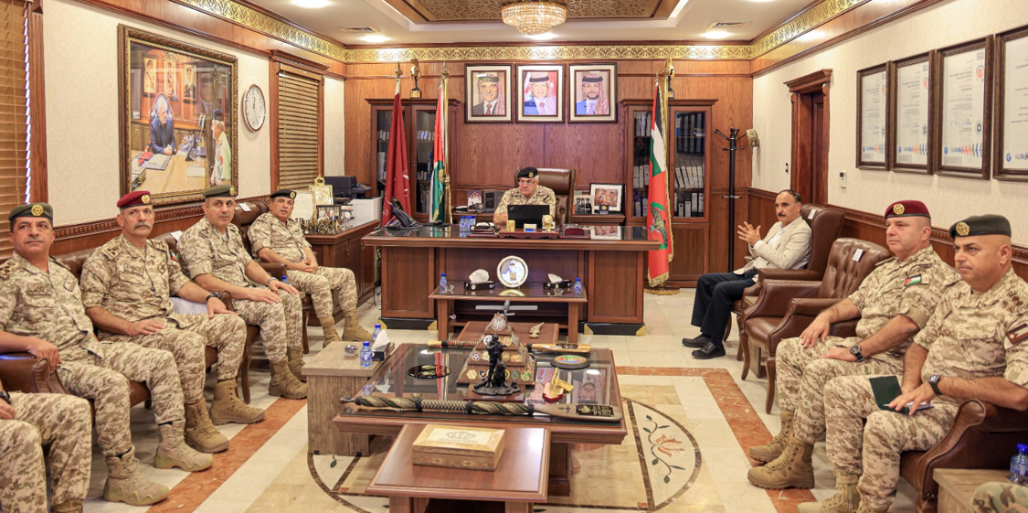 اللواء الركن الحنيطي يزور مركز الملك عبد الله الثاني لتدريب العمليات الخاصة والمركز الوطني الأردني للكلاب البوليسية
