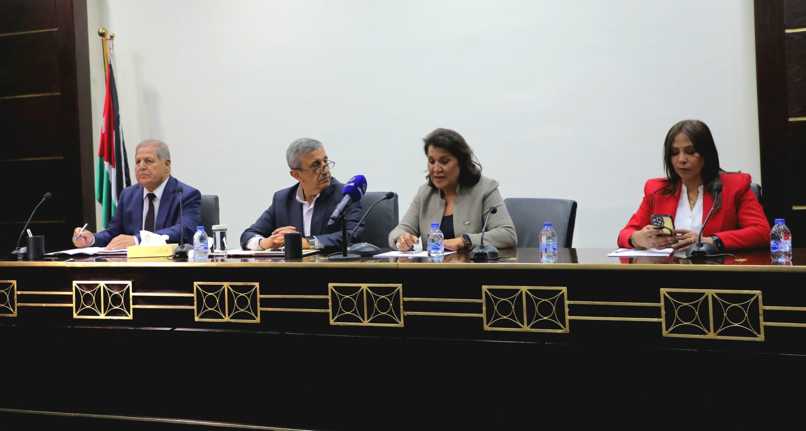وفد من جامعة القدس يلتقي مجلس الأعيان لمناقشة التجربة الديمقراطية