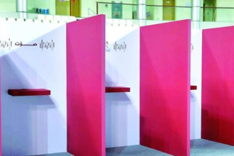 القطريون يدلون بأصواتهم في استفتاء على التعديلات الدستورية