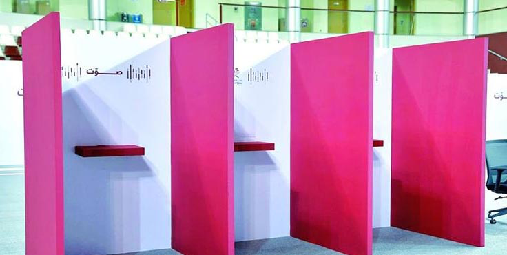 القطريون يدلون بأصواتهم في استفتاء على التعديلات الدستورية