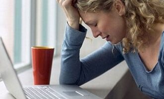 8 أطعمة تؤثر سلبًا على صحتك العقلية وتقلبات مزاجك