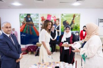الملكة رانيا تزور مركز تمكين المجتمعات في العقبة