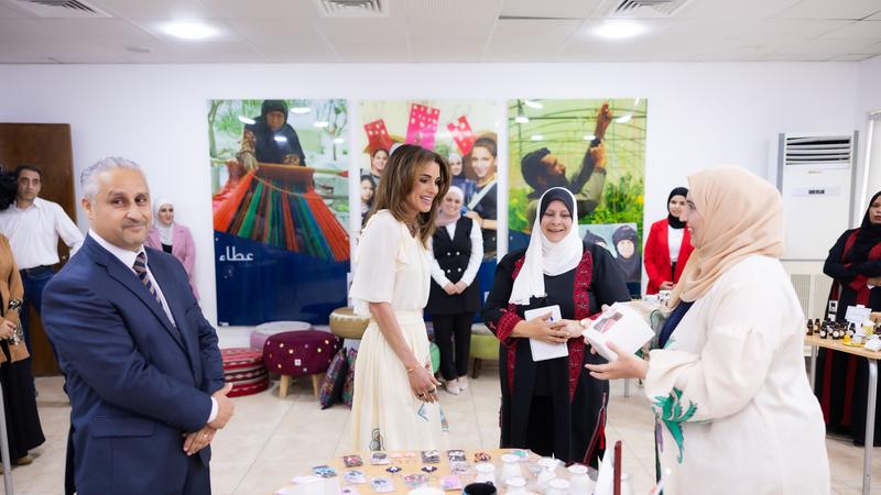الملكة رانيا تزور مركز تمكين المجتمعات في العقبة