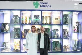 الأمير عمر بن فيصل يزور فريق فالكونز السعودي