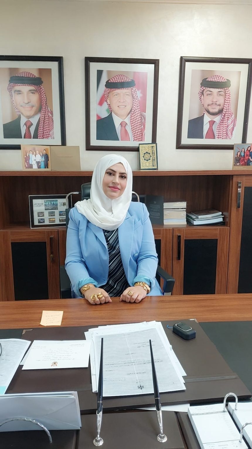 معالي يوسف حسن العيسوي: حلقة الوصل بين القائد والشعب