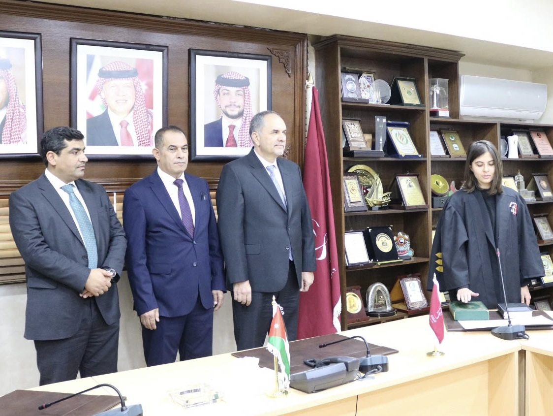 70 محامياً يحلفون اليمين أمام وزير العدل
