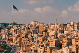 طقس لطيف نهاراً وبارد ليلاً مع ظهور غيوم على ارتفاعات منخفضة