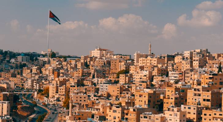 طقس لطيف نهاراً وبارد ليلاً مع ظهور غيوم على ارتفاعات منخفضة