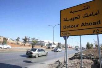 وزارة الأشغال العامة تبدأ بتحويلات مرورية على طريق عمّان البحر الميت