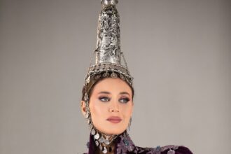 ملكة جمال لبنان "ندى كوسا" بالزي الوطني في المكسيك